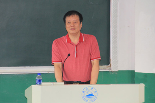 9月2号上午,临床医学院/附属医院张志平院长在教务科邓霖老师陪同下