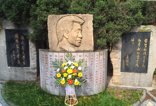 清明悼英烈 盛世慰忠魂——浔东校区举行祭扫欧阳泉平烈士纪念碑活动